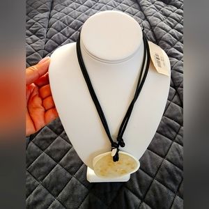 Leather strand necklace with Shell pendant
